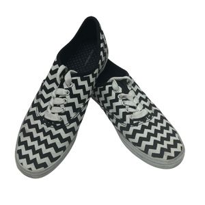 ZIGZAG BLACK & WHITE CANVAS SNEAKERS SIZE 8 (Heel to toe 10in)